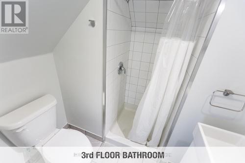 2 - 16 Madison Avenue, Hamilton, ON - Indoor Photo Showing Bathroom