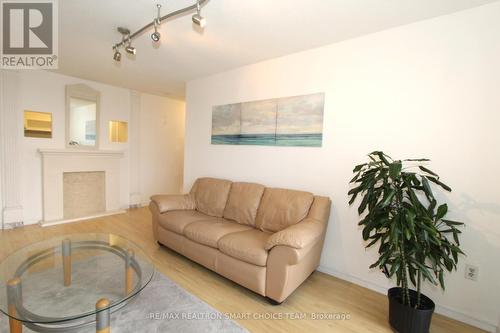 406 - 4205 Shipp Drive, Mississauga, ON - Indoor Photo Showing Living Room