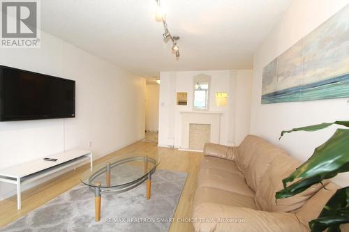 406 - 4205 Shipp Drive, Mississauga, ON - Indoor Photo Showing Living Room