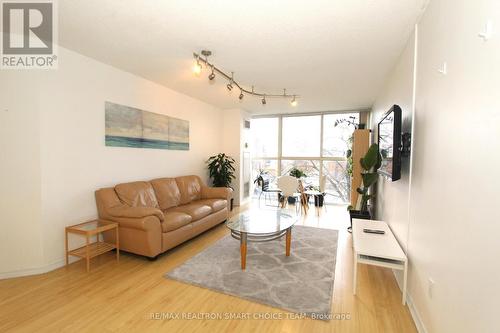 406 - 4205 Shipp Drive, Mississauga, ON - Indoor Photo Showing Living Room