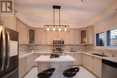 33 Meadowlark Drive, Halton Hills, ON - Indoor Photo Showing Kitchen With Double Sink With Upgraded Kitchen