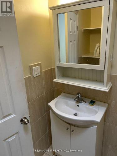 48A Lakeshore Road, Oakville, ON - Indoor Photo Showing Bathroom