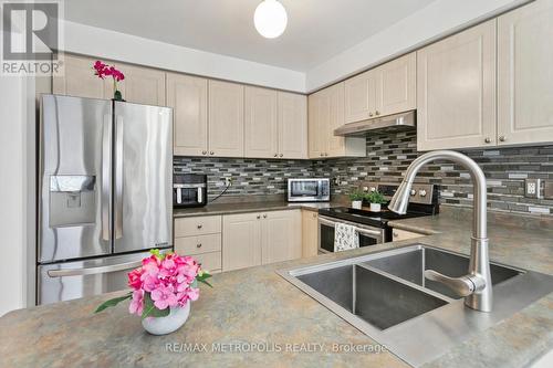 29 Mistdale Crescent, Brampton, ON - Indoor Photo Showing Kitchen With Double Sink With Upgraded Kitchen