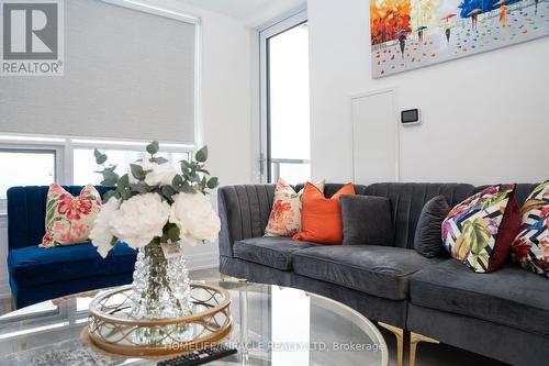 3207 - 36 Elm Drive, Mississauga, ON - Indoor Photo Showing Living Room