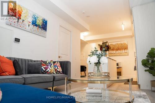 3207 - 36 Elm Drive, Mississauga, ON - Indoor Photo Showing Living Room