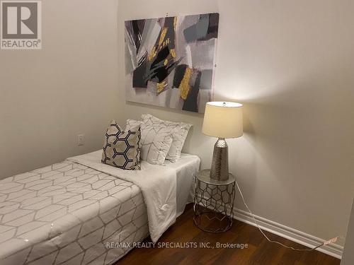 215 - 830 Scollard Court, Mississauga, ON - Indoor Photo Showing Bedroom