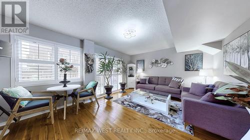 10 Via Cassia Drive, Toronto, ON - Indoor Photo Showing Living Room