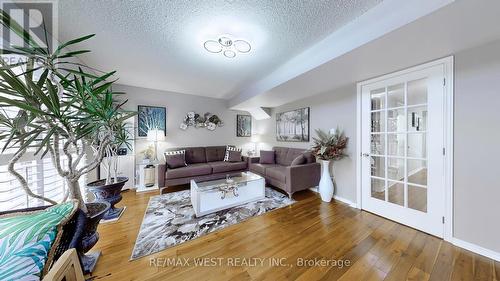 10 Via Cassia Drive, Toronto, ON - Indoor Photo Showing Living Room