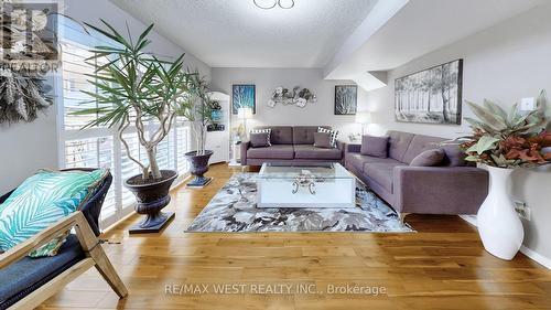 10 Via Cassia Drive, Toronto, ON - Indoor Photo Showing Living Room