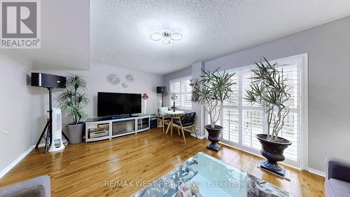 10 Via Cassia Drive, Toronto, ON - Indoor Photo Showing Living Room