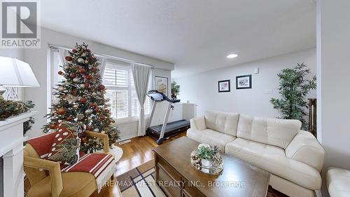 10 Via Cassia Drive, Toronto, ON - Indoor Photo Showing Living Room