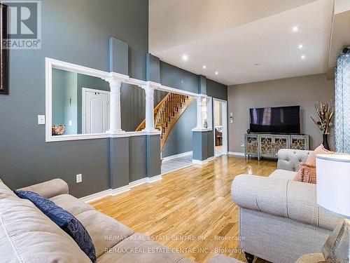 31 Donherb Crescent, Caledon, ON - Indoor Photo Showing Living Room