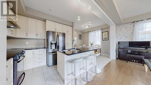 3355 Mockingbird Common Crescent, Oakville, ON - Indoor Photo Showing Kitchen