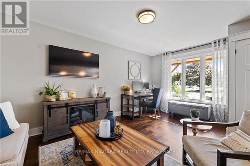 3838 Summit Avenue, Fort Erie, ON - Indoor Photo Showing Living Room