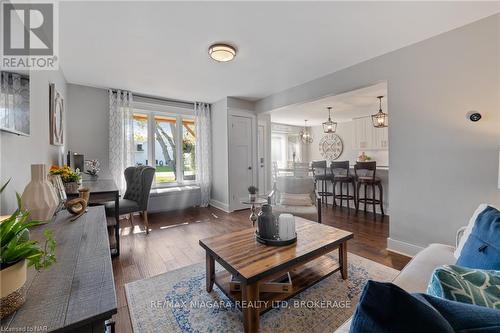 3838 Summit Avenue, Fort Erie, ON - Indoor Photo Showing Living Room