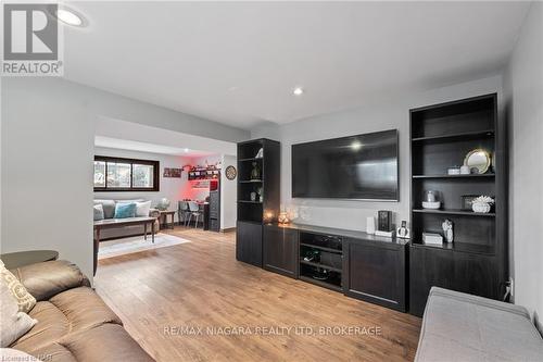 3838 Summit Avenue, Fort Erie, ON - Indoor Photo Showing Living Room