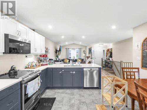 271 South Street, Southwest Middlesex, ON - Indoor Photo Showing Kitchen With Upgraded Kitchen