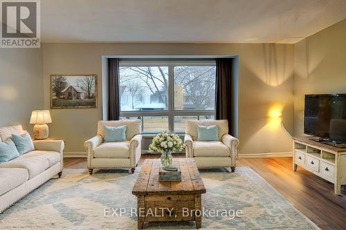 116 Glamis Road, Cambridge, ON - Indoor Photo Showing Living Room