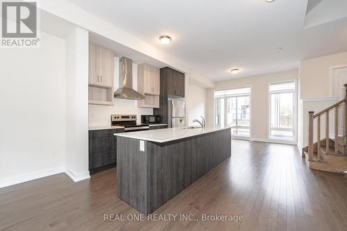 28 Credit Lane, Richmond Hill, ON - Indoor Photo Showing Kitchen