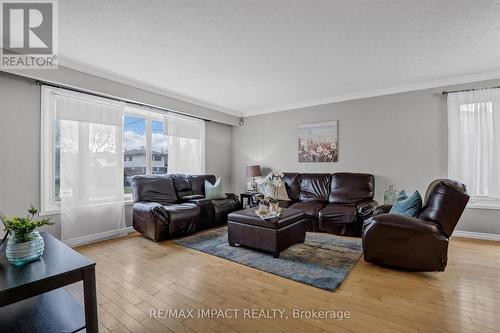 348 Ridgeway Avenue, Oshawa, ON - Indoor Photo Showing Living Room