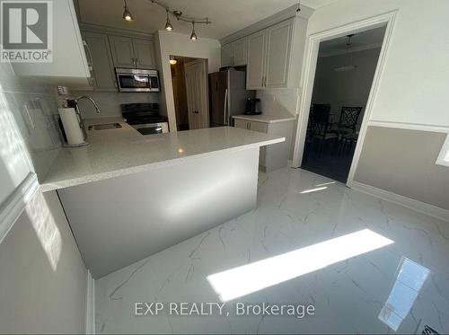 16 Old Colony Drive, Whitby, ON - Indoor Photo Showing Kitchen