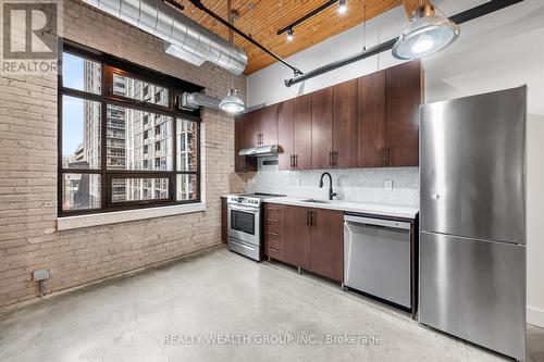 507 - 68 Broadview Avenue, Toronto, ON - Indoor Photo Showing Kitchen