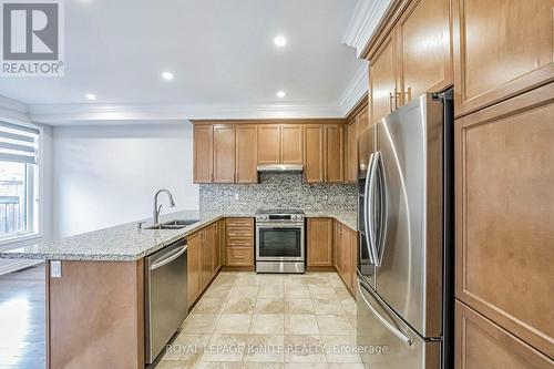 36 Lewis Avenue, Bradford West Gwillimbury, ON - Indoor Photo Showing Kitchen With Double Sink With Upgraded Kitchen