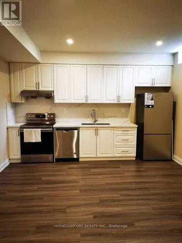 111 Mitchell Place, Newmarket, ON - Indoor Photo Showing Kitchen