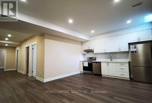 111 Mitchell Place, Newmarket, ON - Indoor Photo Showing Kitchen With Stainless Steel Kitchen