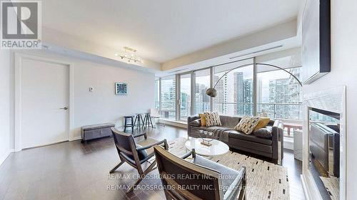 2803 - 180 University Avenue, Toronto, ON - Indoor Photo Showing Living Room