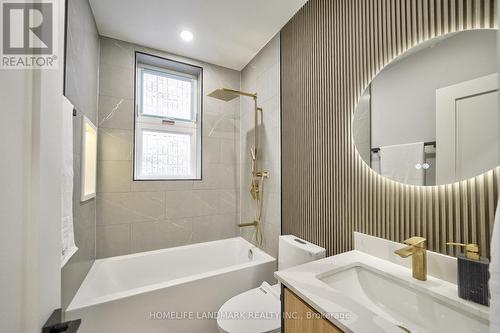 770 Pape Avenue, Toronto, ON - Indoor Photo Showing Bathroom