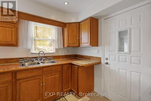 5424 Mcrae Street, Niagara Falls (211 - Cherrywood), ON - Indoor Photo Showing Kitchen With Double Sink