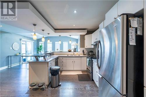 3829 Northwood Drive, Niagara Falls (Mt. Carmel), ON - Indoor Photo Showing Kitchen With Stainless Steel Kitchen