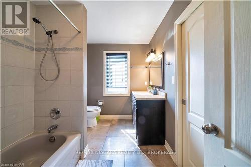 3829 Northwood Drive, Niagara Falls (Mt. Carmel), ON - Indoor Photo Showing Bathroom