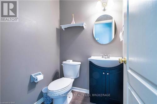 3829 Northwood Drive, Niagara Falls (Mt. Carmel), ON - Indoor Photo Showing Bathroom