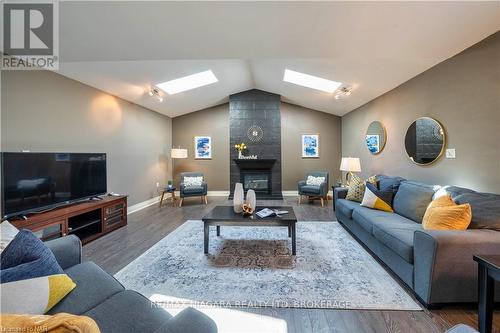 3829 Northwood Drive, Niagara Falls (Mt. Carmel), ON - Indoor Photo Showing Living Room