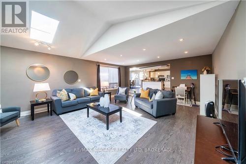 3829 Northwood Drive, Niagara Falls (Mt. Carmel), ON - Indoor Photo Showing Living Room