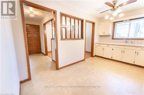 10 Dundas Crescent, St. Catharines, ON - Indoor Photo Showing Kitchen