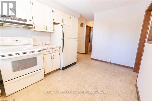 10 Dundas Crescent, St. Catharines, ON - Indoor Photo Showing Kitchen