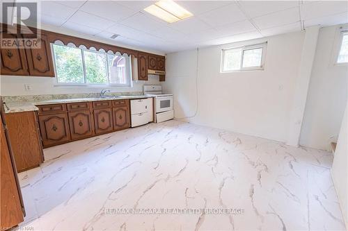 10 Dundas Crescent, St. Catharines, ON - Indoor Photo Showing Kitchen