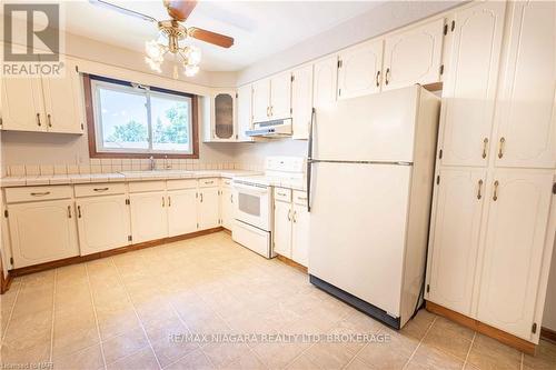 10 Dundas Crescent, St. Catharines, ON - Indoor Photo Showing Kitchen