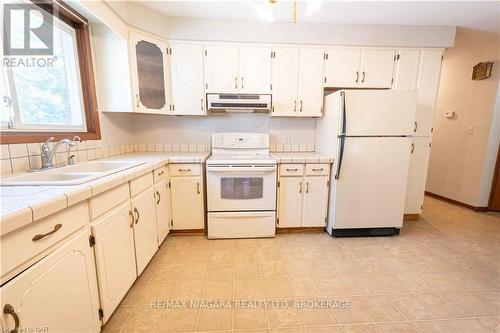 10 Dundas Crescent, St. Catharines, ON - Indoor Photo Showing Kitchen With Double Sink