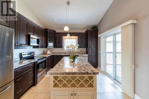 9148 Hendershot Boulevard, Niagara Falls (219 - Forestview), ON - Indoor Photo Showing Kitchen With Stainless Steel Kitchen With Upgraded Kitchen