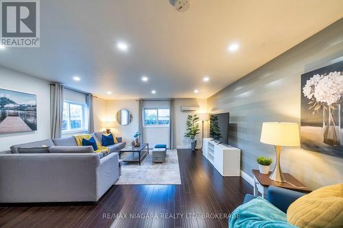 4769 Ryerson Crescent, Niagara Falls, ON - Indoor Photo Showing Living Room