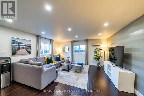 4769 Ryerson Crescent, Niagara Falls, ON - Indoor Photo Showing Living Room