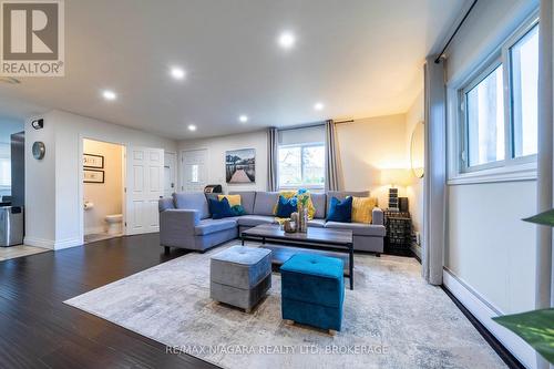 4769 Ryerson Crescent, Niagara Falls, ON - Indoor Photo Showing Living Room