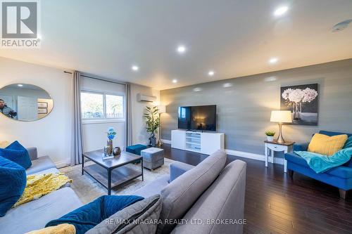 4769 Ryerson Crescent, Niagara Falls, ON - Indoor Photo Showing Living Room