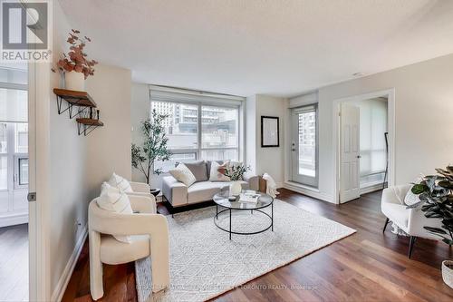 304 - 761 Bay Street, Toronto, ON - Indoor Photo Showing Living Room