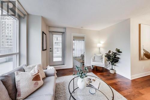 304 - 761 Bay Street, Toronto, ON - Indoor Photo Showing Living Room