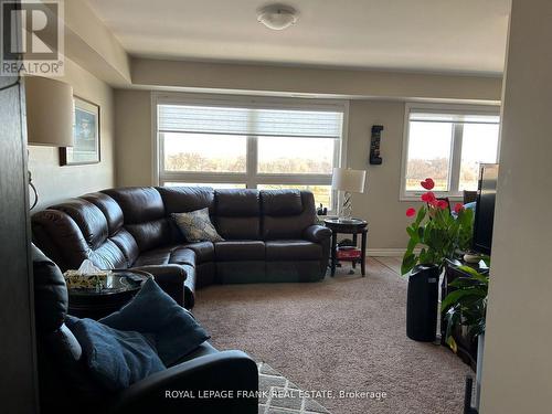 1418 Simcoe Street S, Oshawa (Lakeview), ON - Indoor Photo Showing Living Room